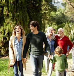 famille joyeuse qui se promène dans un parc