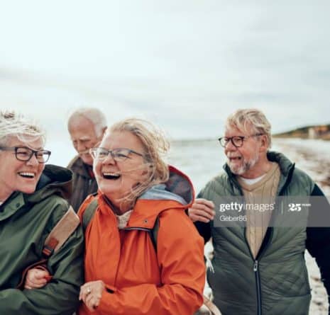 seniors se baladant sur la plage